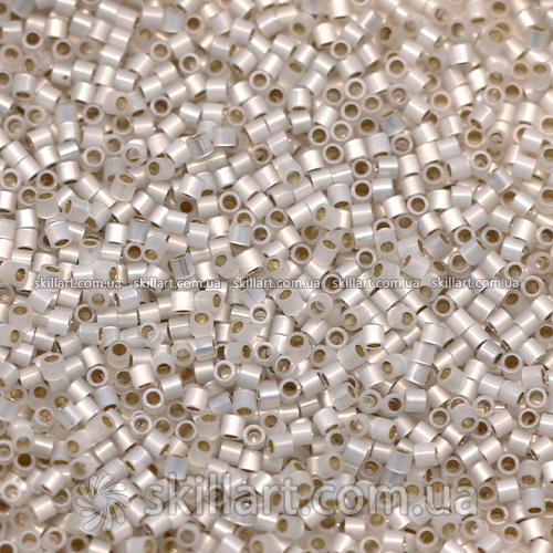 Бисер DBS-221 Miyuki Delica Beads 15/0 (белый опал с золотой серединкой)